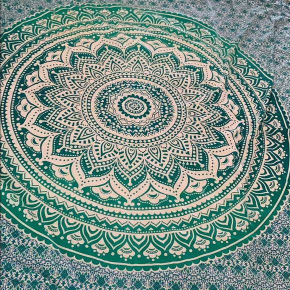 Beautiful Mandala sheet wall hanging 84 x 76 inch - Picture 3 of 7